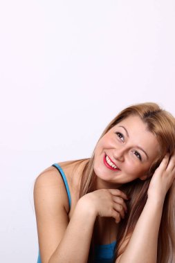 Beyaz arka planda mutlu genç bir kadın