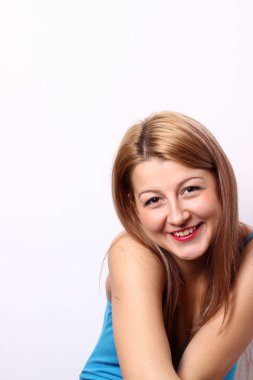 Beyaz arka planda mutlu genç bir kadın