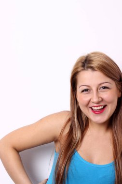 Beyaz arka planda mutlu genç bir kadın