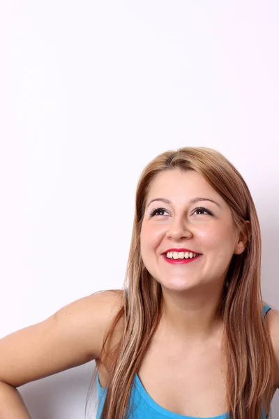 Mujer joven feliz sobre fondo blanco — Foto de Stock