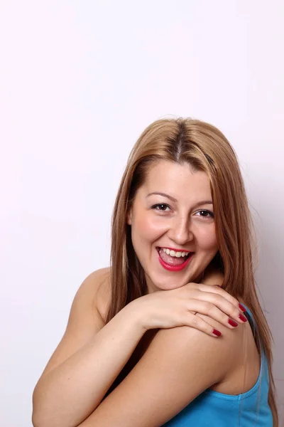 Glückliche junge Frau auf weißem Hintergrund — Stockfoto