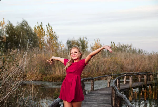 Menina outono em vestido vermelho — Fotografia de Stock