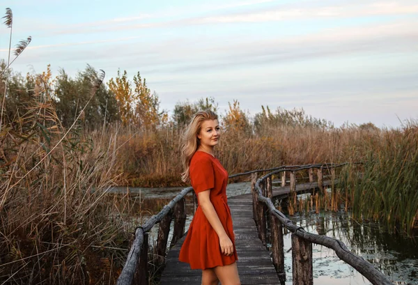 Automne fille en robe rouge — Photo