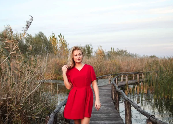 Herbst Mädchen im roten Kleid — Stockfoto