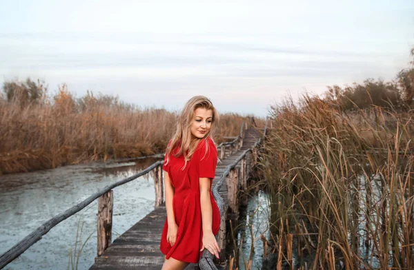 Herbst Mädchen im roten Kleid — Stockfoto