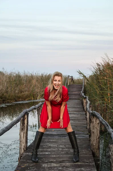 Automne fille en robe rouge — Photo