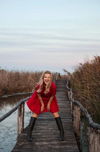 Herbst Mädchen im roten Kleid — Stockfoto