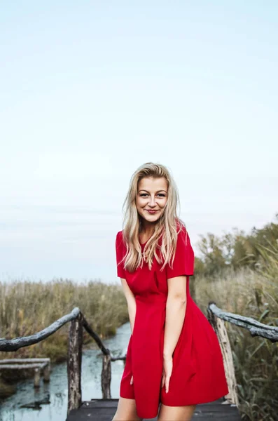 Hösten flicka i röd klänning — Stockfoto