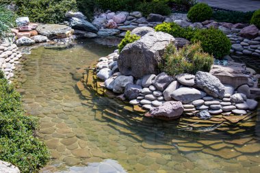Parkta ya da bahçede dekoratif bir şelale. Peyzaj tasarımı