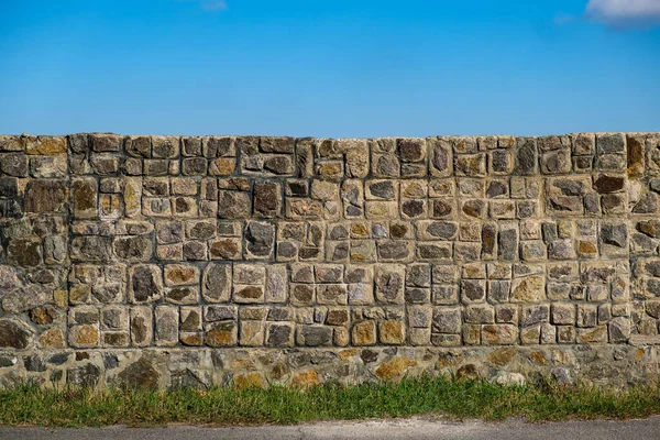 Valla moderna decorativa. superficie de la pared de piedra con cemento . —  Fotos de Stock
