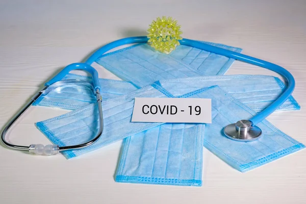 Máscaras Protectoras Médicas Estetoscopio Sobre Una Superficie Madera Azul Infecciones —  Fotos de Stock