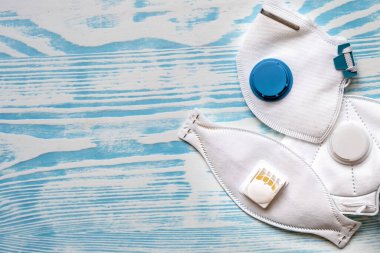 Mavi ahşap bir yüzeyde tıbbi koruyucu maskeler. Cavid-19 koronavirüs enfeksiyonları