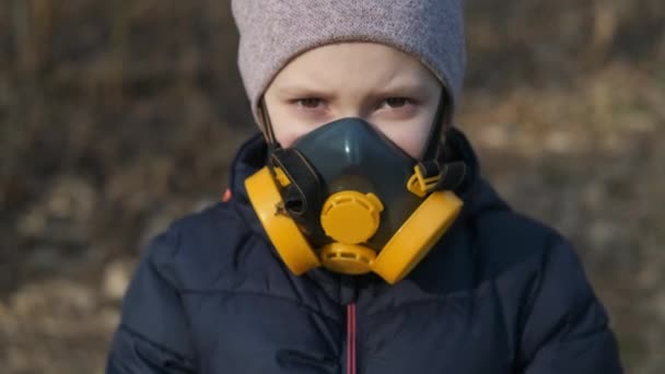 Kind Schutzmaske Gesichtsschutz Verhindern Dass Giftige Luft Eingeatmet Wird Das — Stockvideo