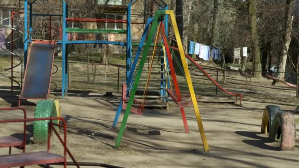 Пустые Детские Площадки Парка Центре Города Время Карантина Причине Коронавирусной — стоковое видео