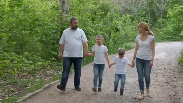 Família Pai Mãe Filho Filha Caminham Parque Com Camisetas Brancas — Vídeo de Stock