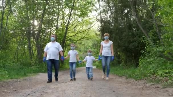 Famiglia Padre Madre Figlio Figlia Passeggiano Nel Parco Con Maschere — Video Stock