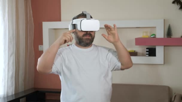 Hombre Barbudo Jugando Juego Gafas Toque Algo Usando Gafas Realidad — Vídeo de stock