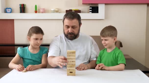 Vousatý Táta Hraje Dětmi Vzdělávacích Hrách Dřevěné Hádanky Jenga Sociální — Stock video