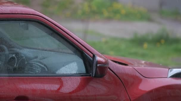 Chuva Forte Goteja Capô Carro — Vídeo de Stock