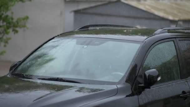 Hujan Deras Menetes Kap Mobil — Stok Video