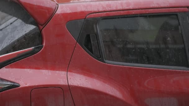 Lluvia Fuerte Gotea Fondo Coche Rojo Cerca — Vídeo de stock