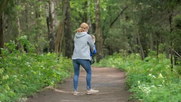 Madre Figlio Maschere Mediche Guanti Gomma Girano Nel Parco Primaverile — Video Stock