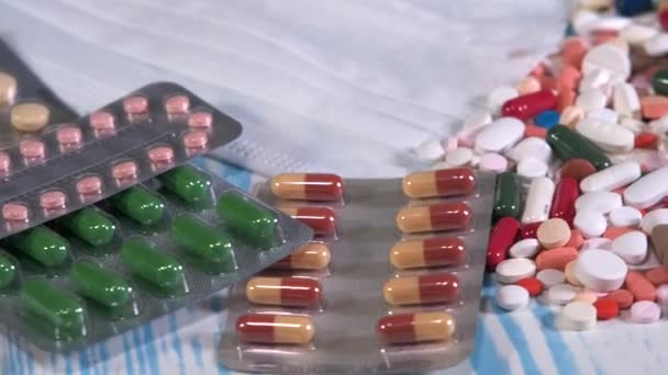 白い医療用マスクと錠剤が回転します 碑文Covid 木製の文字で 薬をテーブルの上で 医療機器だ Covid 19からの薬の発明の概念 — ストック動画