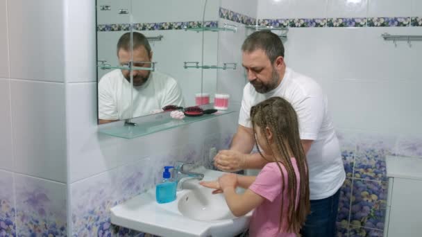 Μπαμπάς Διδάσκει Ένα Μικρό Κορίτσι Πώς Πλένουν Χέρια Τους Σαπούνι — Αρχείο Βίντεο