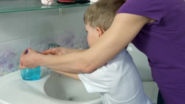 Maman Lave Les Mains Petit Enfant Avec Savon Sur Évier — Video