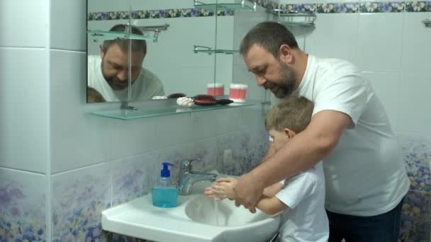 Táta Umyje Ruce Malému Dítěti Mýdlem Nad Umyvadlem Tekoucí Vodou — Stock video