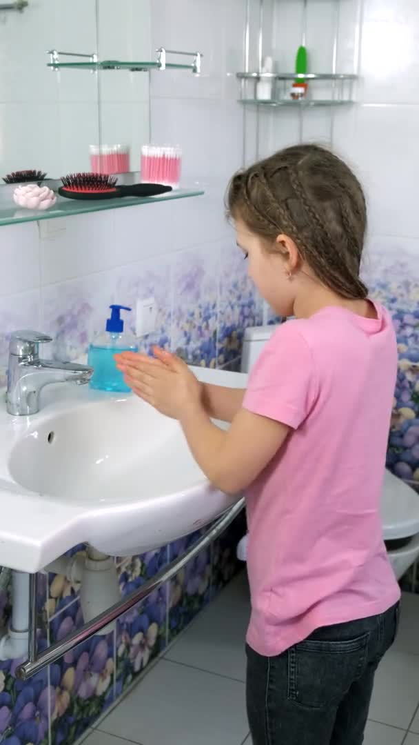 Una Niña Lava Bien Las Manos Con Jabón Agua Corriente — Vídeos de Stock