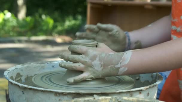 Mästare Potter Lär Barnet Att Göra Lerkruka Modern Potter Hjul — Stockvideo