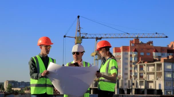 建設現場で握手をする労働者と建設技術者 — ストック動画