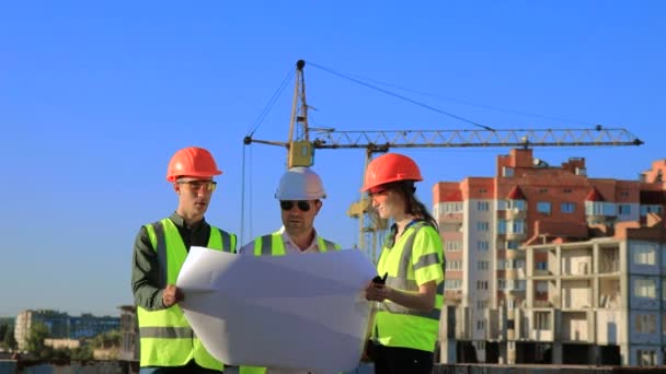 Arquiteto Experiente Discute Desenho Canteiro Obras Com Jovens Engenheiros — Vídeo de Stock