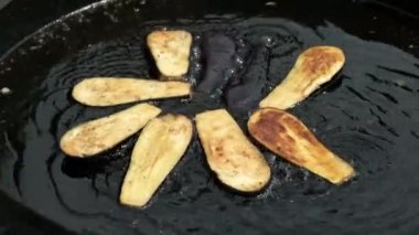 Patlıcan büyük bir tavada yağda kaynıyor. Sokak yemekleri: kanıtlanmış sokak yemekleri konsepti.