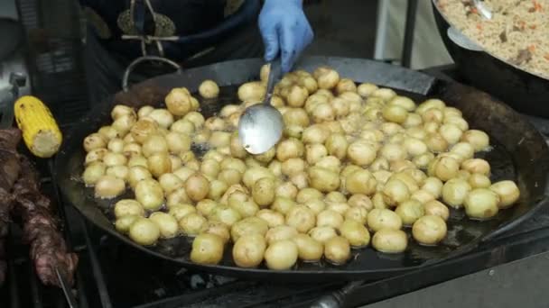 Las Patatas Nuevas Peladas Están Hirviendo Aceite Una Sartén Grande — Vídeos de Stock