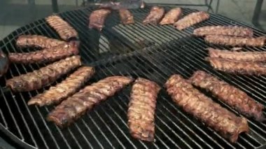Kaburga pişirmek için büyük elektrikli ızgara. Etler döner ve festival sokak yemeklerinde pişirilir.. 