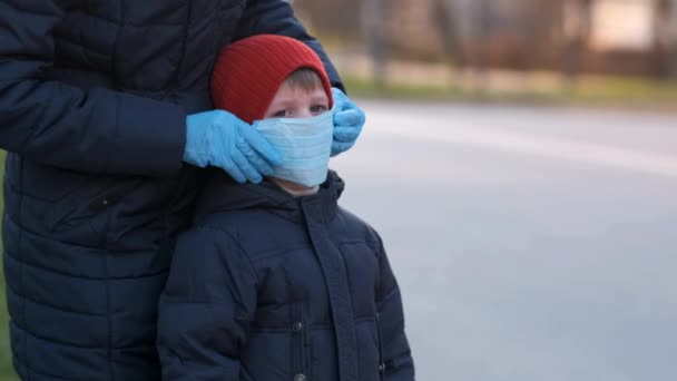 Mamma Med Liten Son Står Gatan Europeisk Stad Medicinsk Mask — Stockvideo