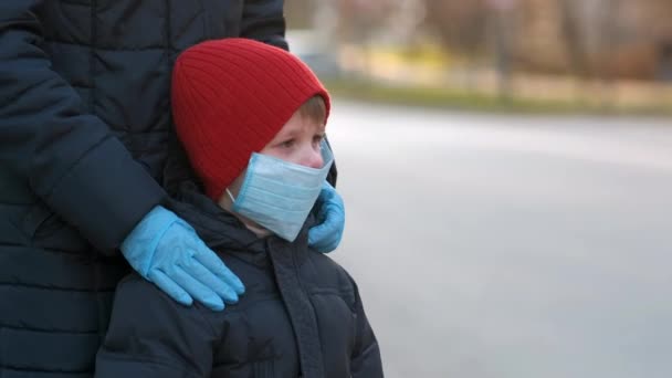 Mãe Ajusta Máscara Médica Protetora Para Seu Filho Rua Uma — Vídeo de Stock