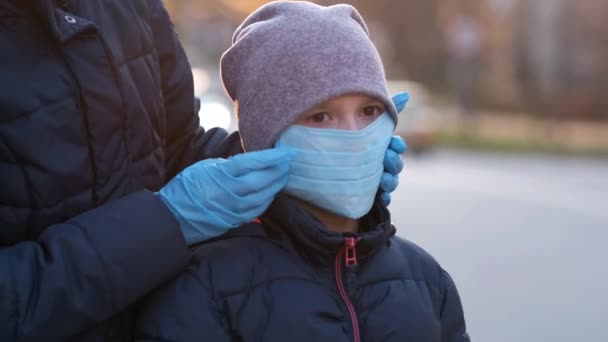 Mãe Ajusta Máscara Médica Filha Rua Uma Cidade Europeia Proteção — Vídeo de Stock