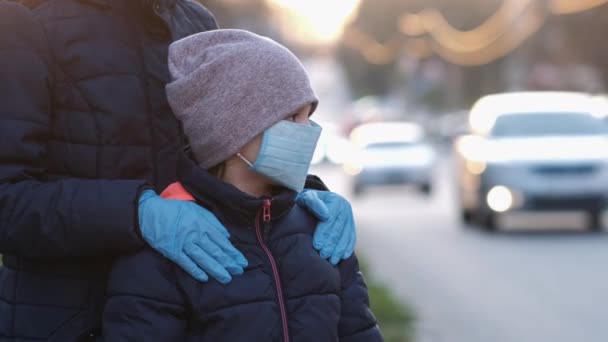 Мать Настраивает Медицинскую Маску Дочери Улице Европейского Города Защита Китайского — стоковое видео