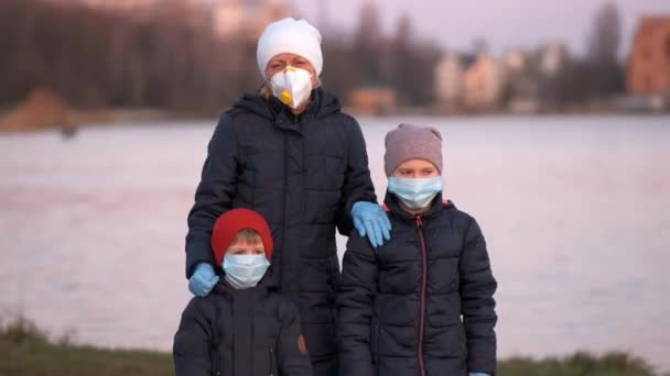 Mãe Filho Filha Máscaras Médicas Lago Parque Proteção Contra Infecções — Vídeo de Stock