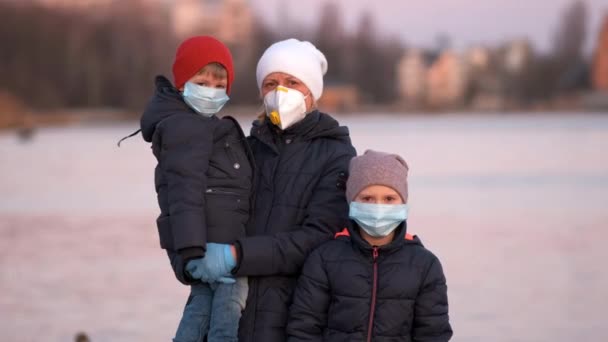 Mãe Filho Filha Máscaras Médicas Lago Parque Proteção Contra Infecções — Vídeo de Stock