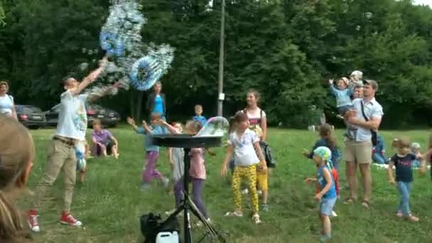 乌克兰文尼西亚 2019年6月1日 人民友谊公园 小孩子们在跳着 笑着玩肥皂泡 — 图库视频影像