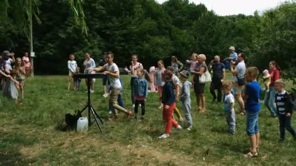 Ukrayna Vinnytsia Haziran 2019 Halkın Dostluk Parkı Küçük Çocuklar Zıplıyor — Stok video