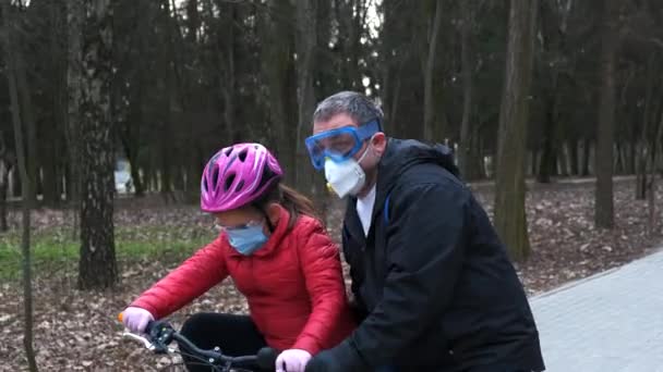 Padre Enseña Hija Montar Bicicleta Parque Ciudad Llevan Cascos Protectores — Vídeos de Stock