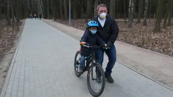 Père Apprend Son Fils Faire Vélo Dans Parc Municipal Ils — Video