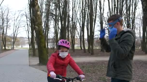 Papá Ajusta Casco Bicicleta Máscara Médica Gafas Antes Montar Sus — Vídeo de stock