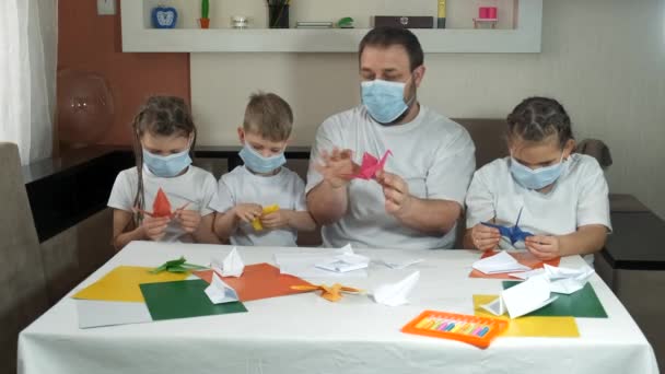 Papa Mit Kindern Medizinischen Masken Bastelt Papierfarbene Origami Kraniche Soziale — Stockvideo