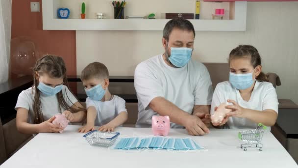 Pai Crianças Máscaras Médicas Tiram Moedas Dos Porquinhos Distanciamento Social — Vídeo de Stock